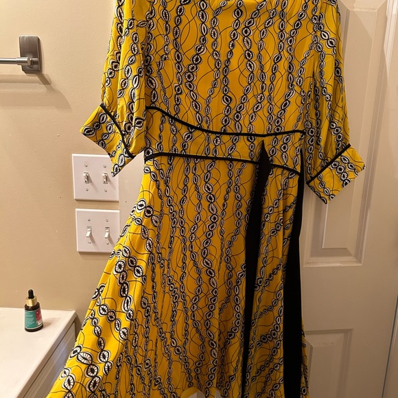 100% silk with synthetic lining flowy dress. - Picture 2 of 3
